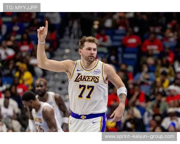 东契奇背身单挑得分，独行侠得分持续拉高